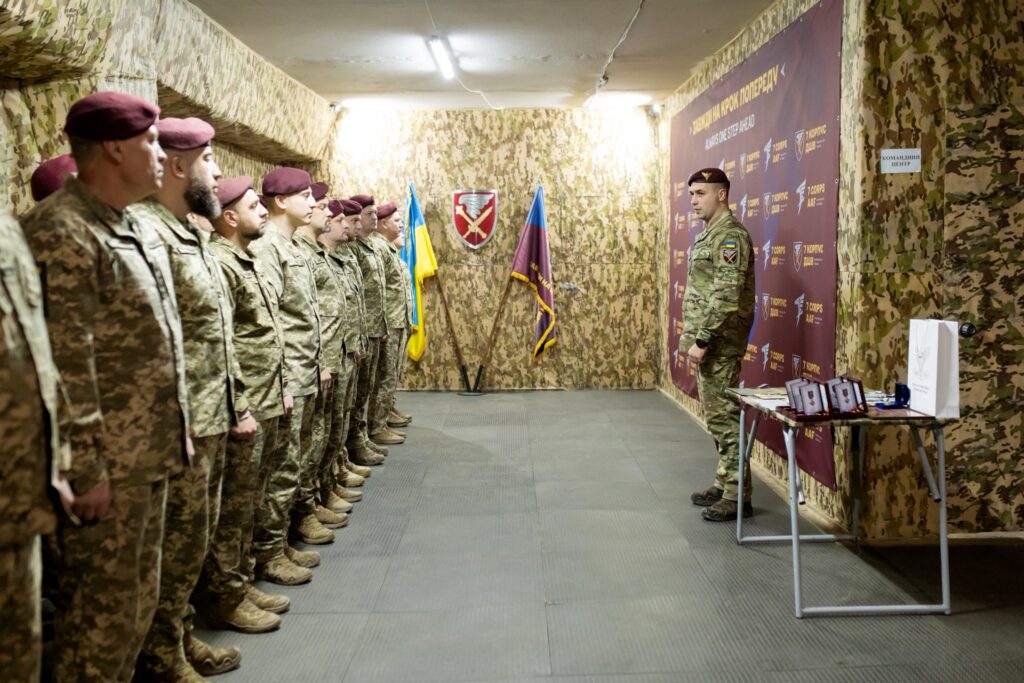 Командир 7 корпусу ДШВ нагороджує військових до Дня ЗСУ
